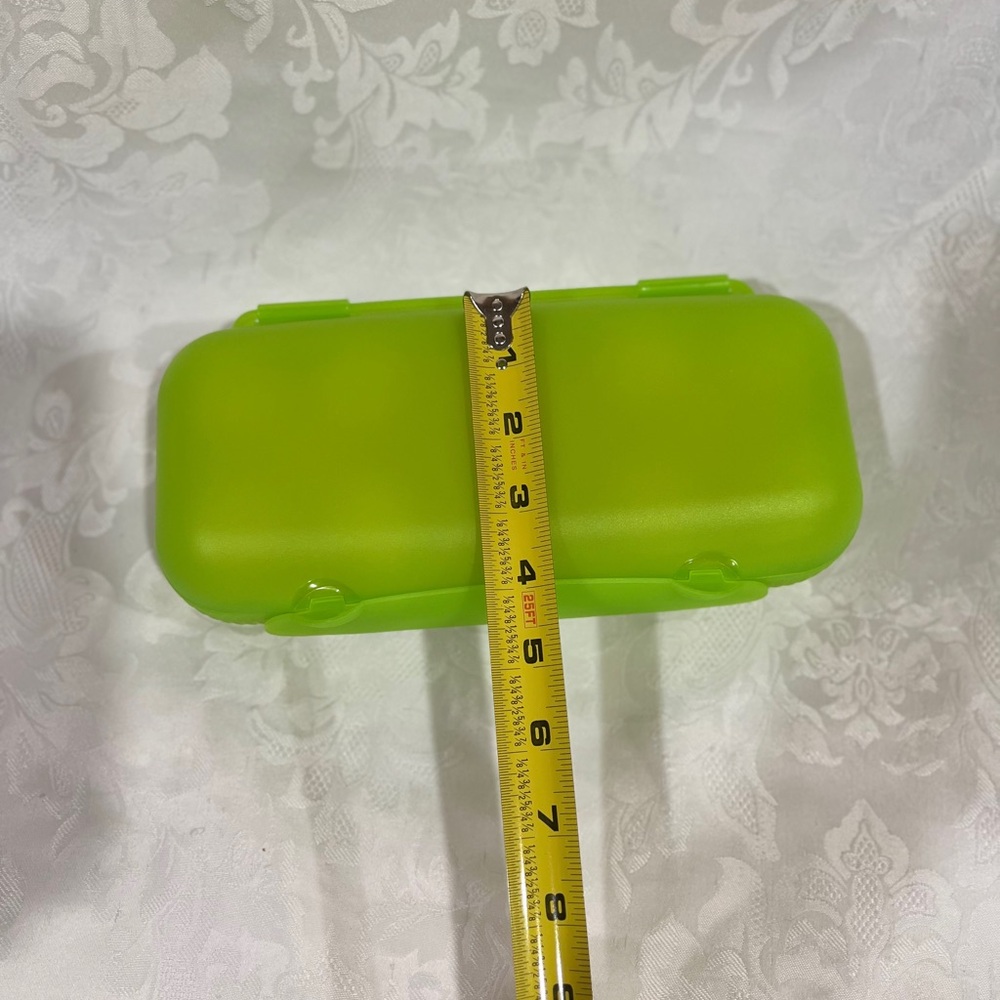NEW (NIP) Tupperware Egg Storer Portable Case Hard-Shell Storage - Picture 10 of 10